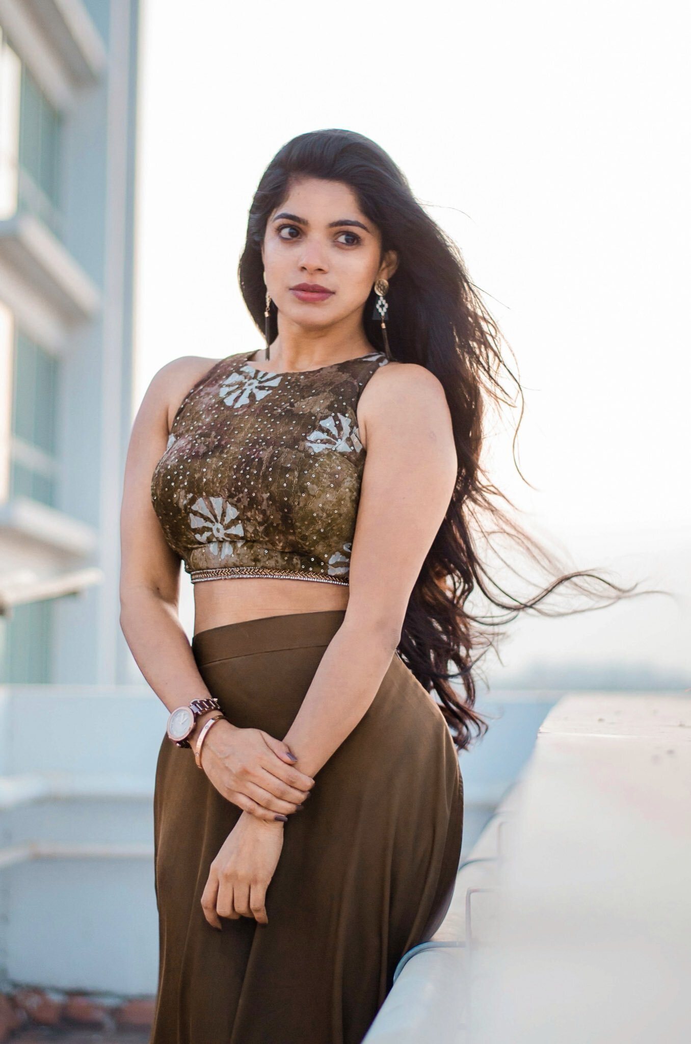 ஸ்லீவ்லெஸ் டாப்பில் சிறப்பான போஸ்... திவ்யபாரதியின் வேற லெவல் போட்டோஸ்