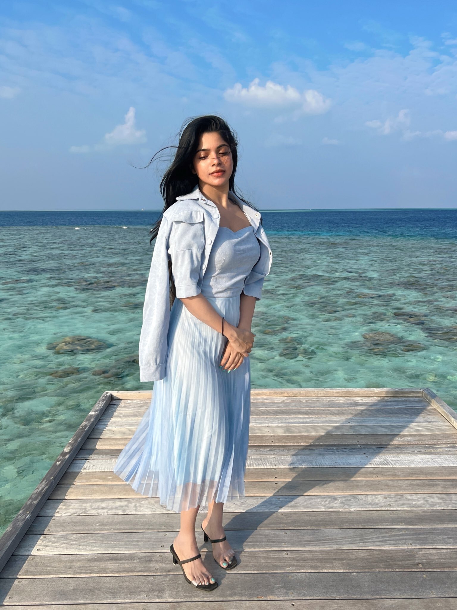 ஸ்லீவ்லெஸ் டாப்பில் சிறப்பான போஸ்... திவ்யபாரதியின் வேற லெவல் போட்டோஸ்