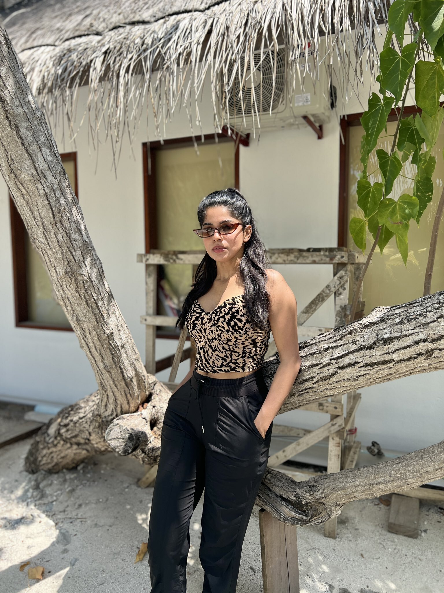 ஸ்லீவ்லெஸ் டாப்பில் சிறப்பான போஸ்... திவ்யபாரதியின் வேற லெவல் போட்டோஸ்