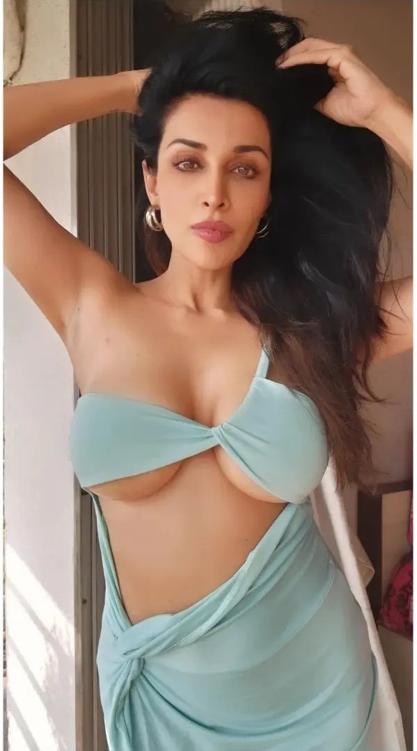 Flora Saini : అదరకొడుతున్న ఫ్లోరా షైనీ.. ఘాటు అందాలతో వలపు వల Flora