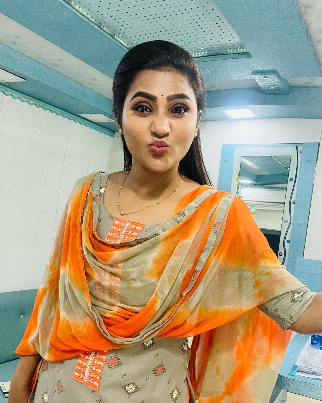 யாருக்கு இப்படி உம்மா கொடுக்கிறார் மைனா நந்தினி.. சினிமாவில் செம பிசி போல!