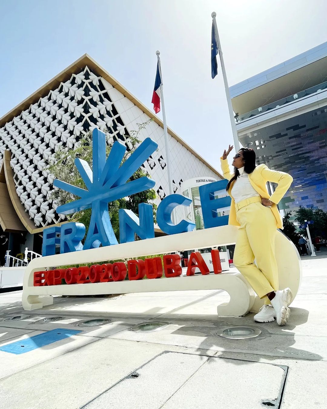 யாருக்கு இப்படி உம்மா கொடுக்கிறார் மைனா நந்தினி.. சினிமாவில் செம பிசி போல!