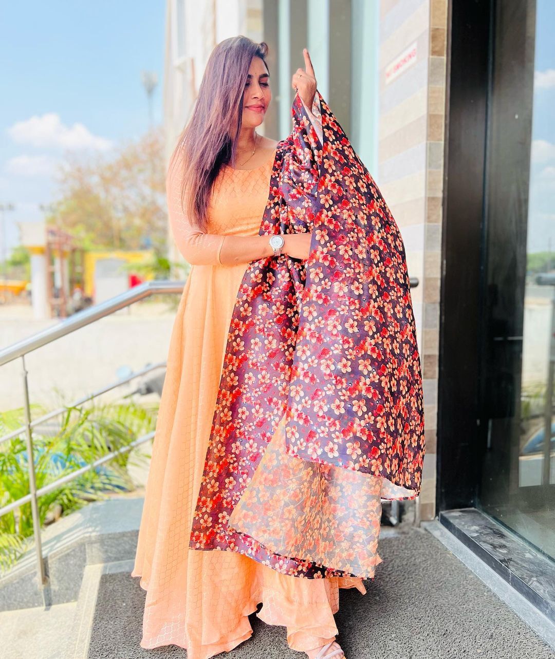 யாருக்கு இப்படி உம்மா கொடுக்கிறார் மைனா நந்தினி.. சினிமாவில் செம பிசி போல!