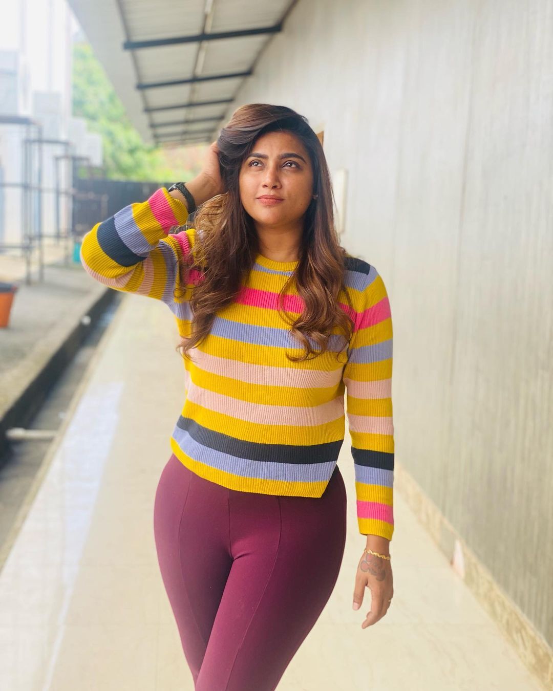 யாருக்கு இப்படி உம்மா கொடுக்கிறார் மைனா நந்தினி.. சினிமாவில் செம பிசி போல!