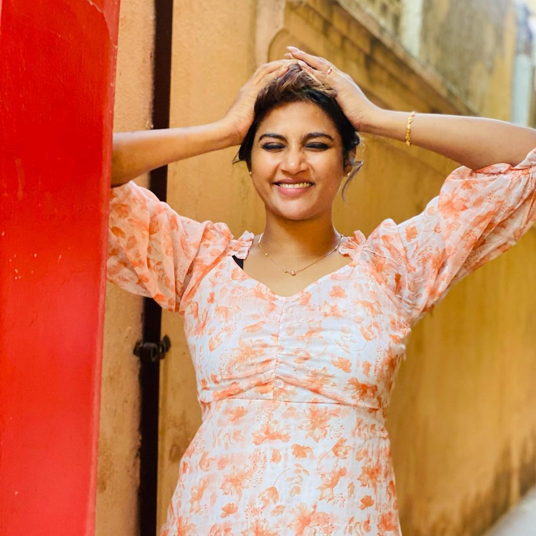 யாருக்கு இப்படி உம்மா கொடுக்கிறார் மைனா நந்தினி.. சினிமாவில் செம பிசி போல!