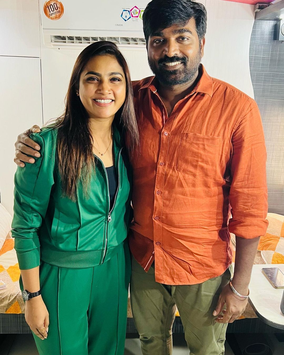 யாருக்கு இப்படி உம்மா கொடுக்கிறார் மைனா நந்தினி.. சினிமாவில் செம பிசி போல!