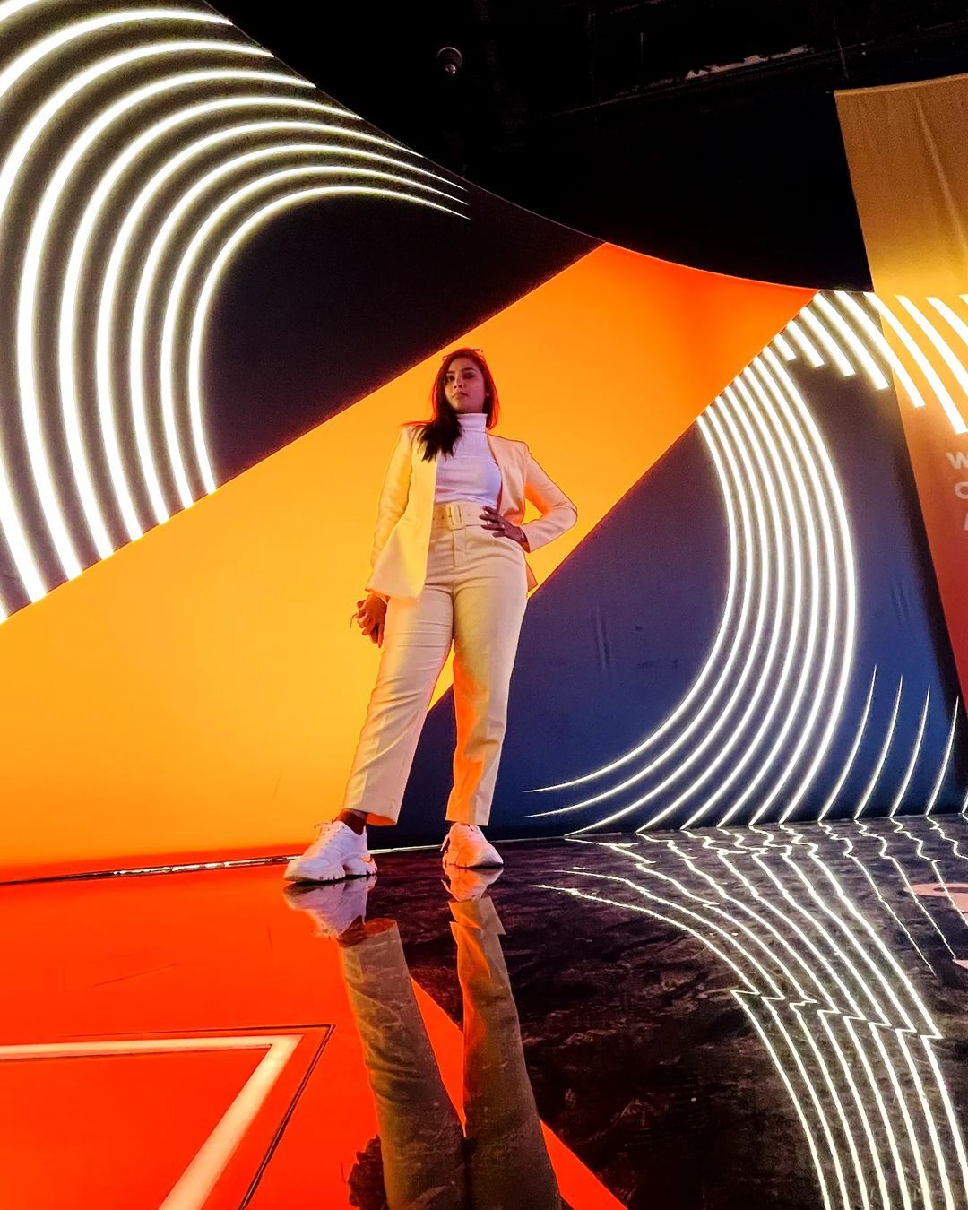 யாருக்கு இப்படி உம்மா கொடுக்கிறார் மைனா நந்தினி.. சினிமாவில் செம பிசி போல!