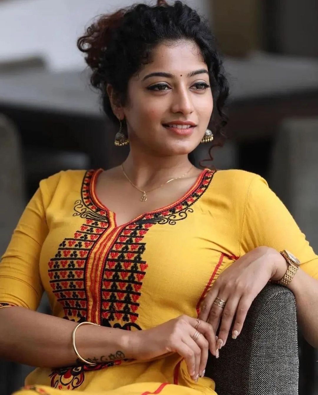 മഞ്ഞയഴകിൽ അതീവ സുന്ദരിയായി അഞ്ജലി നായർ, കാണാം