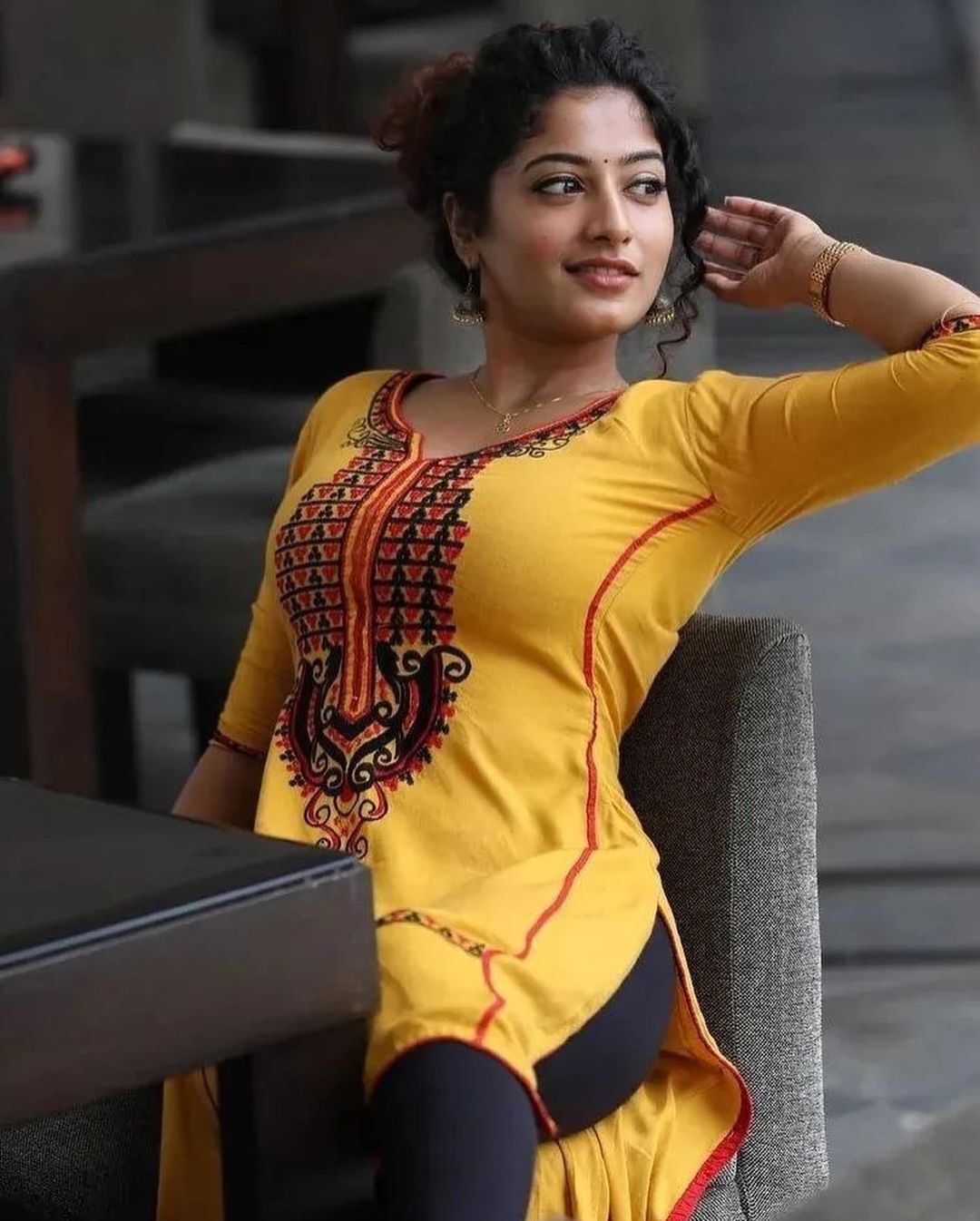 മഞ്ഞയഴകിൽ അതീവ സുന്ദരിയായി അഞ്ജലി നായർ, കാണാം