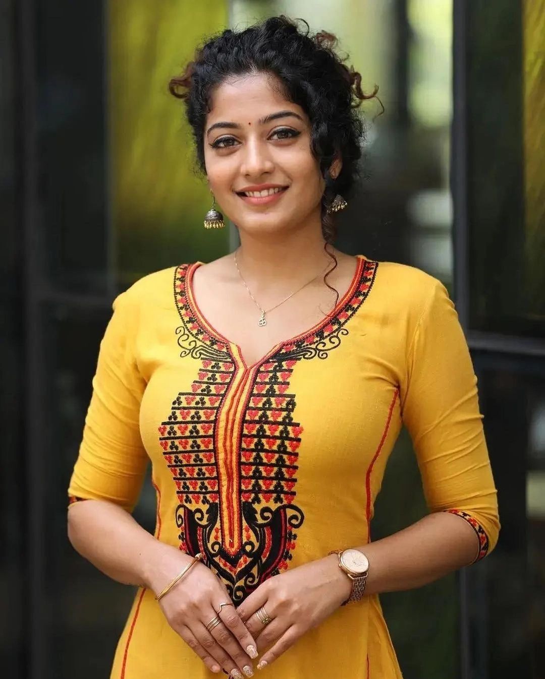 മഞ്ഞയഴകിൽ അതീവ സുന്ദരിയായി അഞ്ജലി നായർ, കാണാം