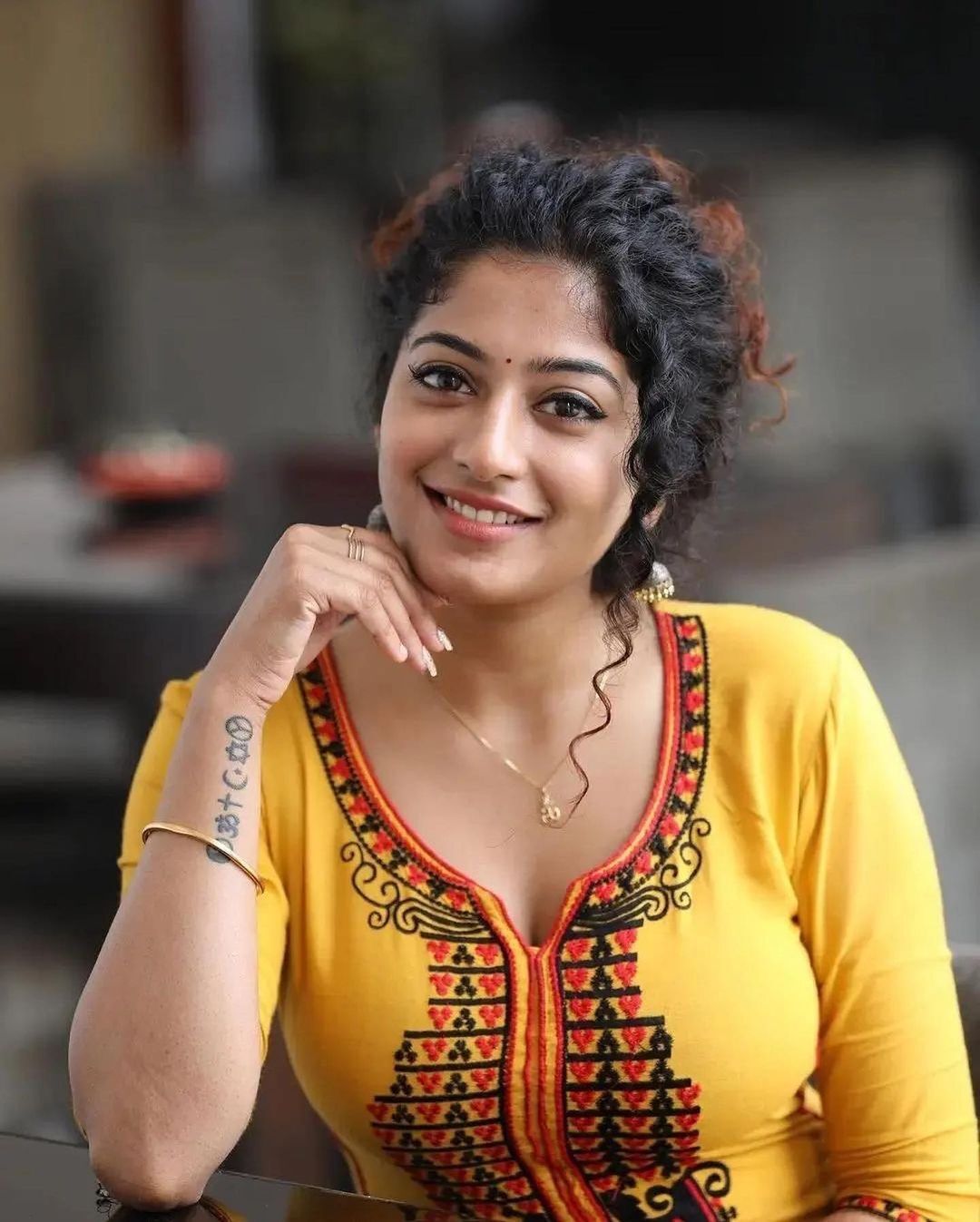 മഞ്ഞയഴകിൽ അതീവ സുന്ദരിയായി അഞ്ജലി നായർ, കാണാം