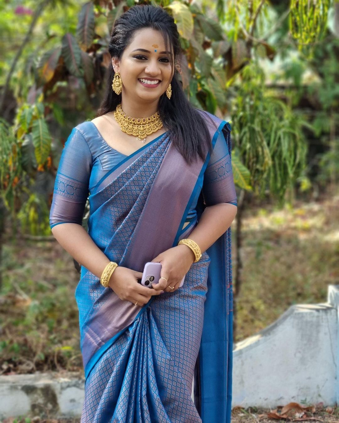 പട്ട് സാരിയില്‍ സുന്ദരിയായി പ്രതീക്ഷ, പുതിയ ചിത്രങ്ങള്‍ നോക്കൂ