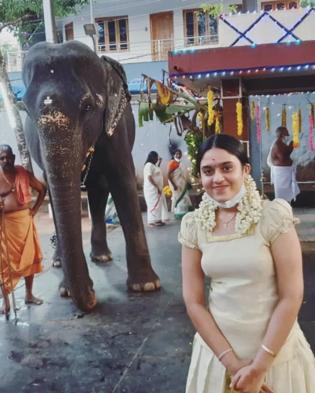 ബാലതാരമായിട്ടെത്തിയ സുന്ദരി, പട്ടു പാവാടയിൽ നടി ഗൌരി പ്രകാശ്