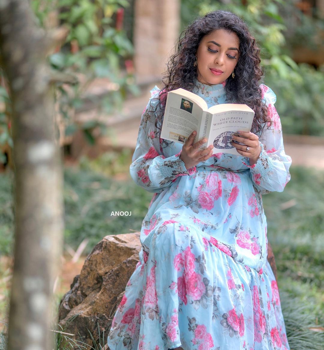 കുറേ എനര്‍ജി, കുറേ സന്തോഷം, കിടിലന്‍ ഔട്ട്ഫിറ്റില്‍ ജുവല്‍ മേരി 