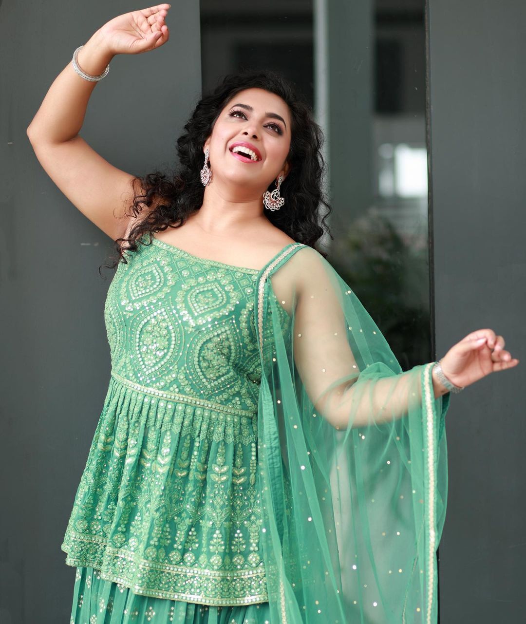 കുറേ എനര്‍ജി, കുറേ സന്തോഷം, കിടിലന്‍ ഔട്ട്ഫിറ്റില്‍ ജുവല്‍ മേരി 