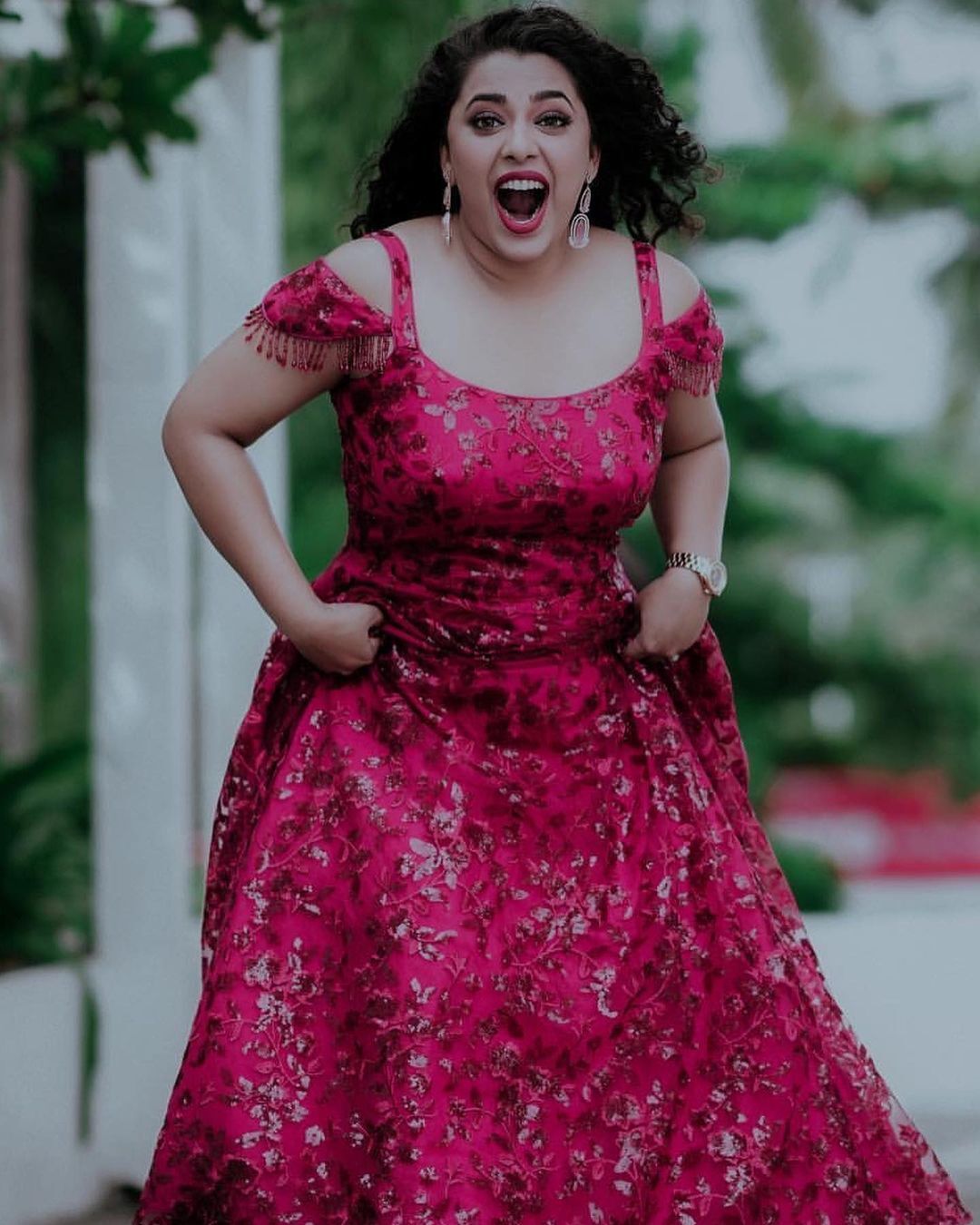 കുറേ എനര്‍ജി, കുറേ സന്തോഷം, കിടിലന്‍ ഔട്ട്ഫിറ്റില്‍ ജുവല്‍ മേരി 