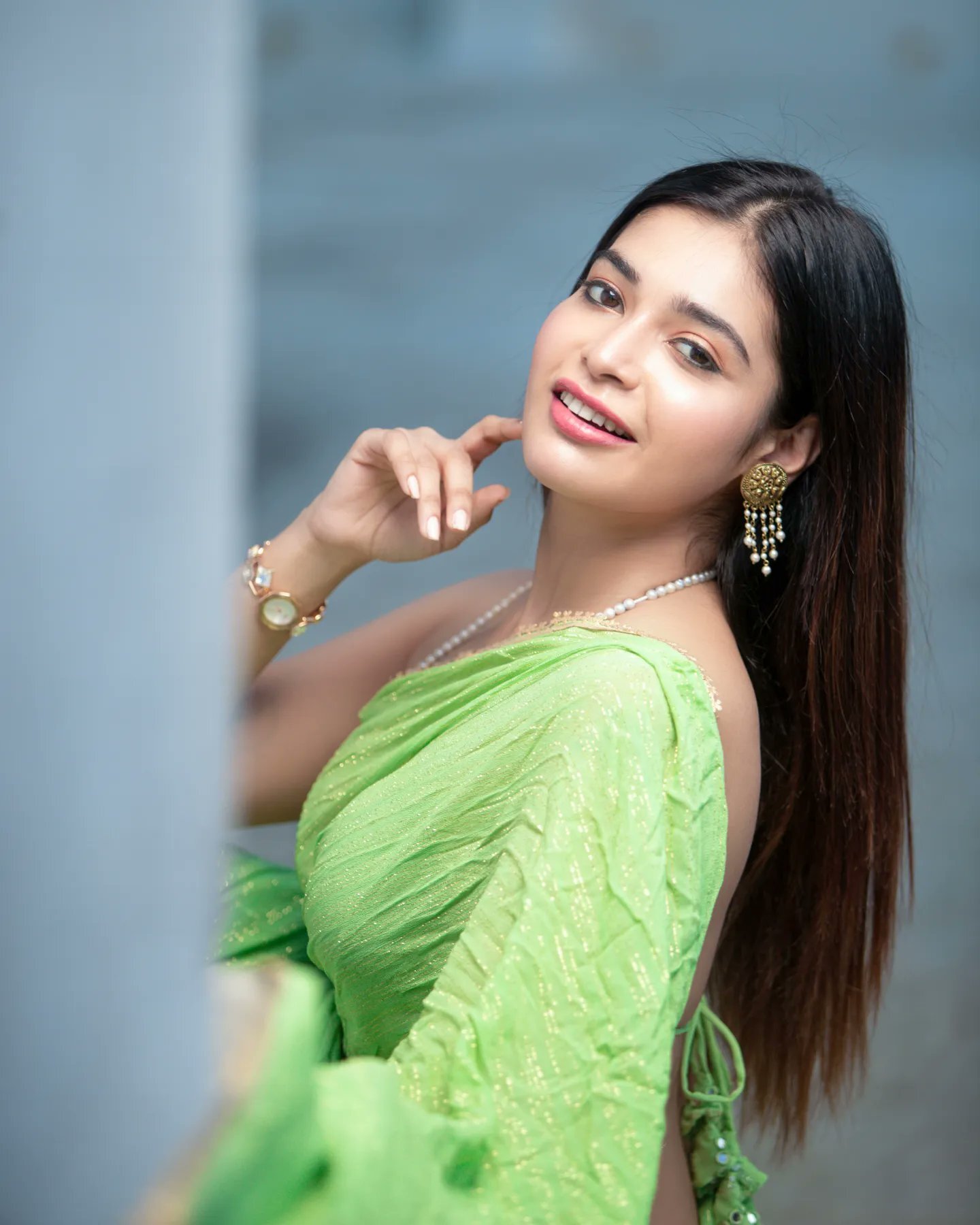 ஜாக்கெட் போட மறந்துட்டீங்களா?.. பின்னழகை காட்டி திக்குமுக்காட வைத்த தர்ஷா குப்தா ?