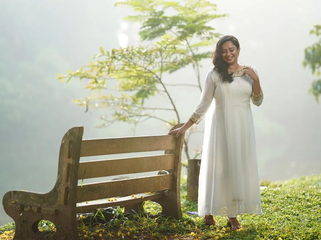 വെള്ളയില്‍ സുന്ദരിയായി ഗൗരി കൃഷ്ണ, ചിത്രം വൈറലാവുന്നു