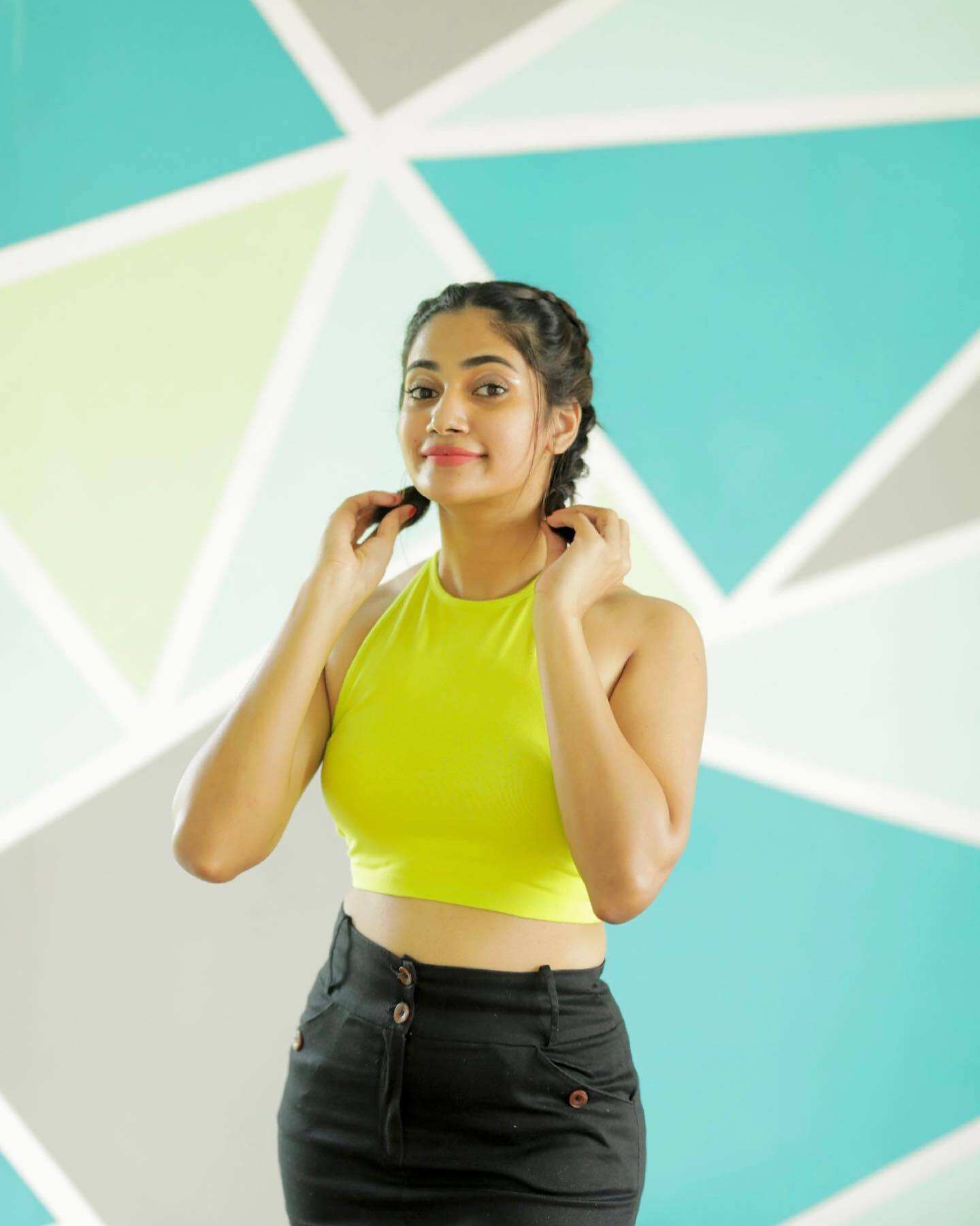 என்ன இப்படி கிளாமரில் இறங்கிட்டார் லாஸ்லியா... செம அசத்தல் போட்டோஸ்