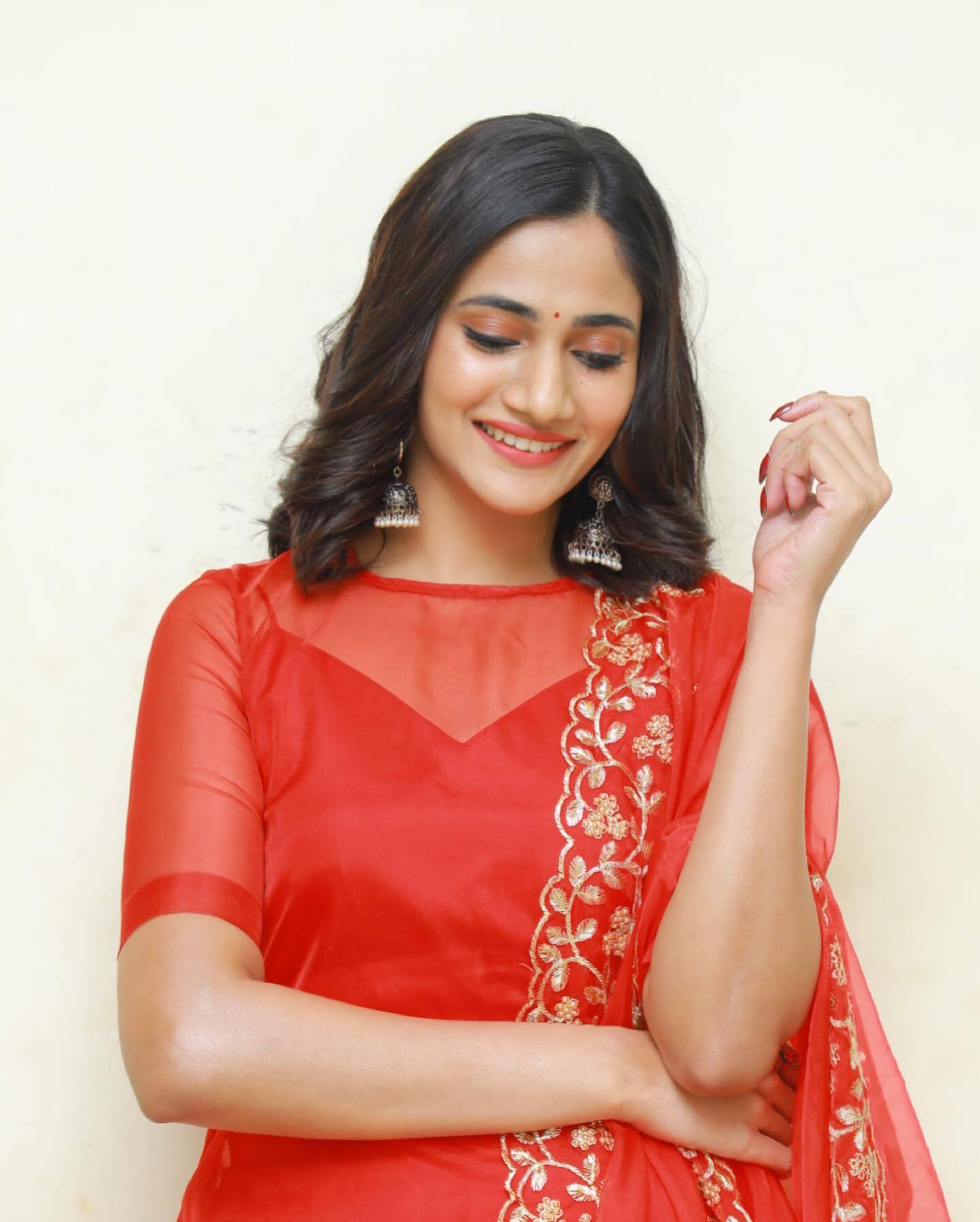என்ன இப்படி கிளாமரில் இறங்கிட்டார் லாஸ்லியா... செம அசத்தல் போட்டோஸ்
