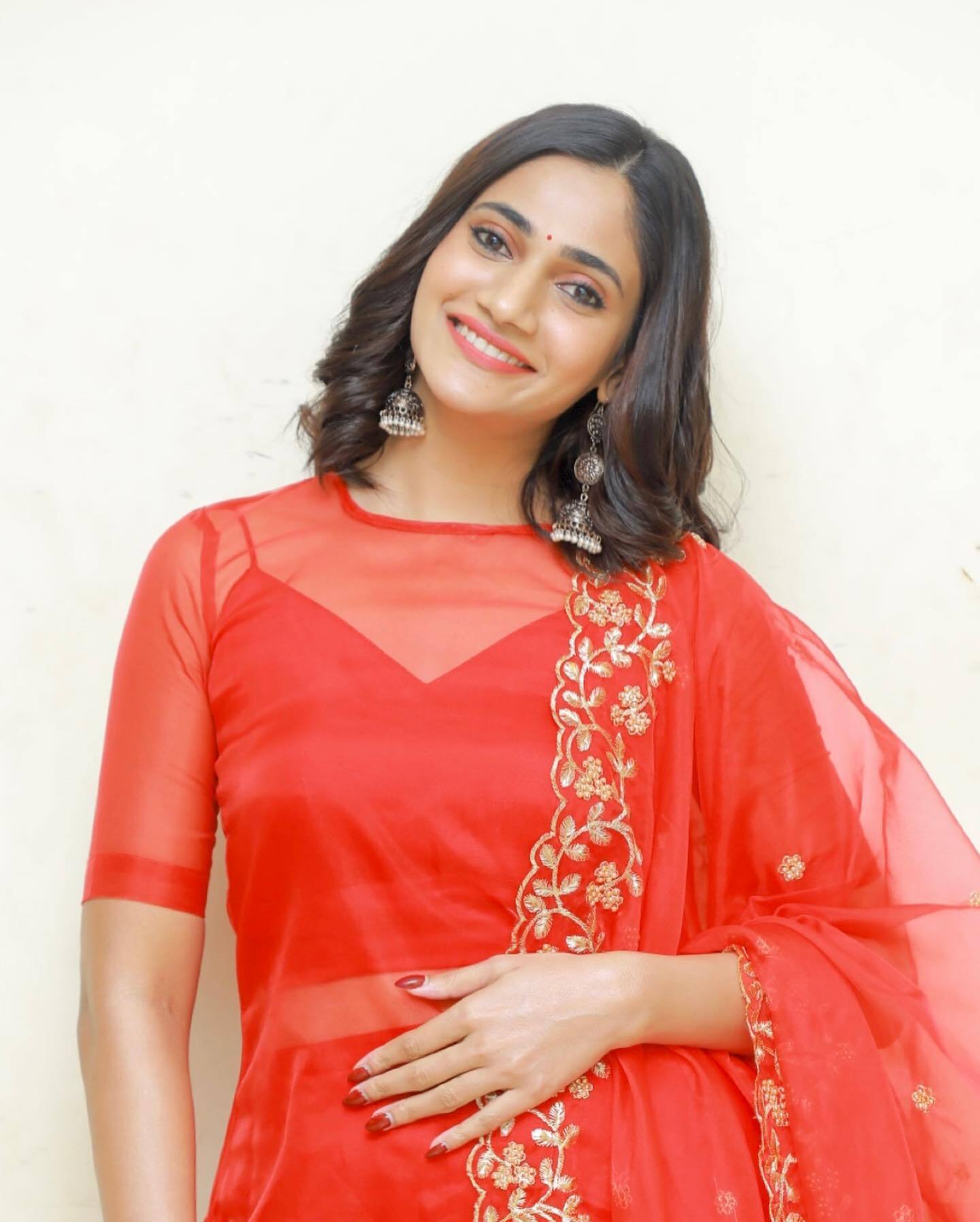 என்ன இப்படி கிளாமரில் இறங்கிட்டார் லாஸ்லியா... செம அசத்தல் போட்டோஸ்