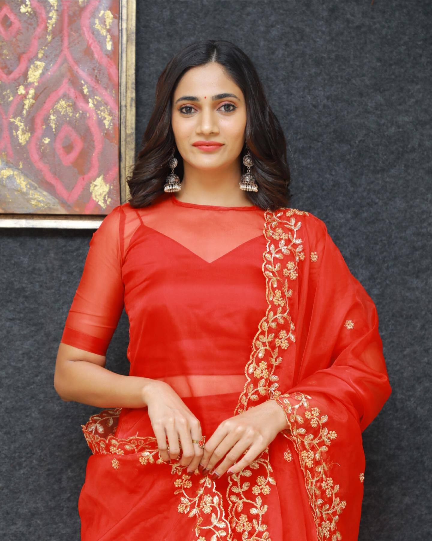 என்ன இப்படி கிளாமரில் இறங்கிட்டார் லாஸ்லியா... செம அசத்தல் போட்டோஸ்
