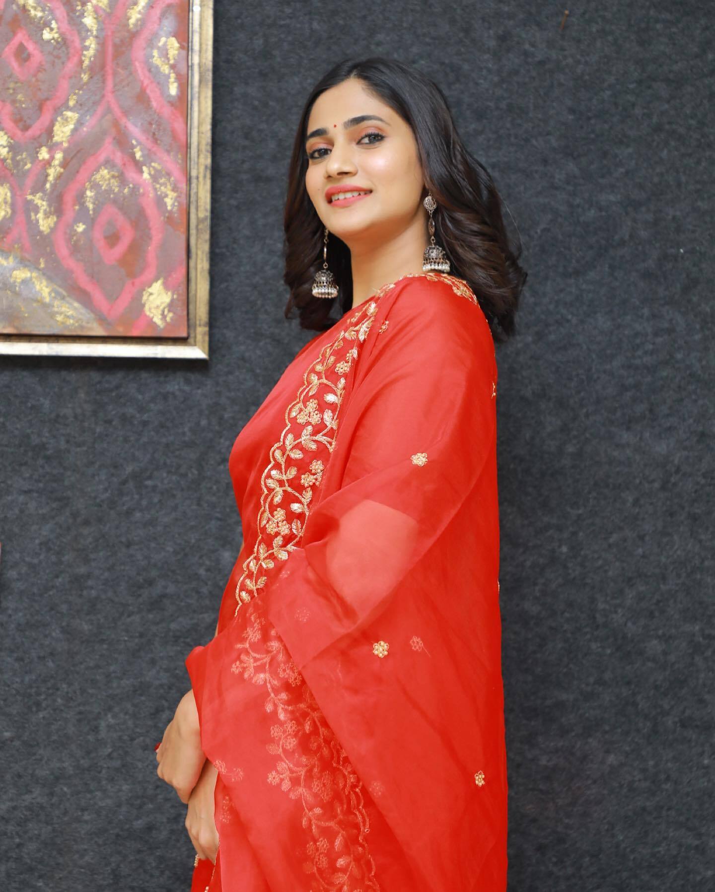 என்ன இப்படி கிளாமரில் இறங்கிட்டார் லாஸ்லியா... செம அசத்தல் போட்டோஸ்