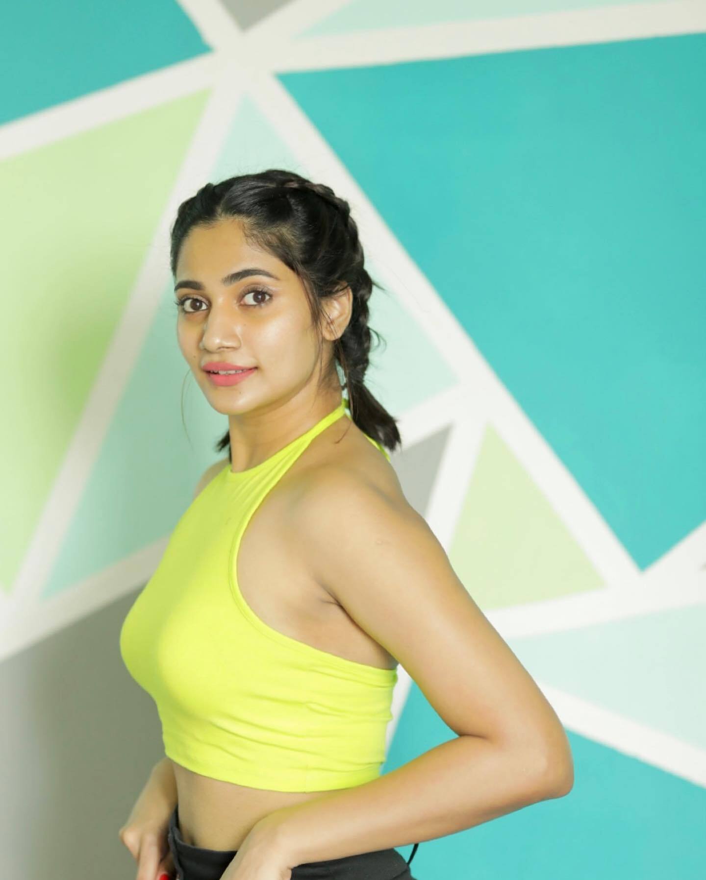 என்ன இப்படி கிளாமரில் இறங்கிட்டார் லாஸ்லியா... செம அசத்தல் போட்டோஸ்