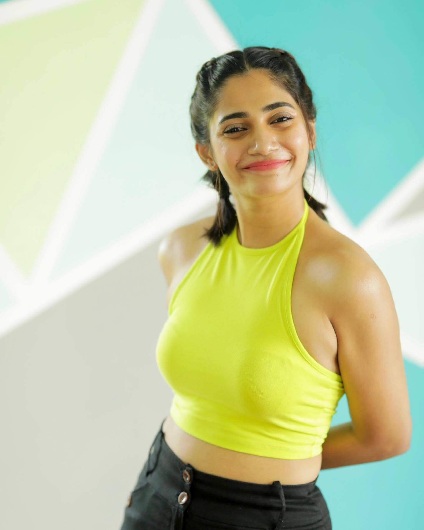 என்ன இப்படி கிளாமரில் இறங்கிட்டார் லாஸ்லியா... செம அசத்தல் போட்டோஸ்