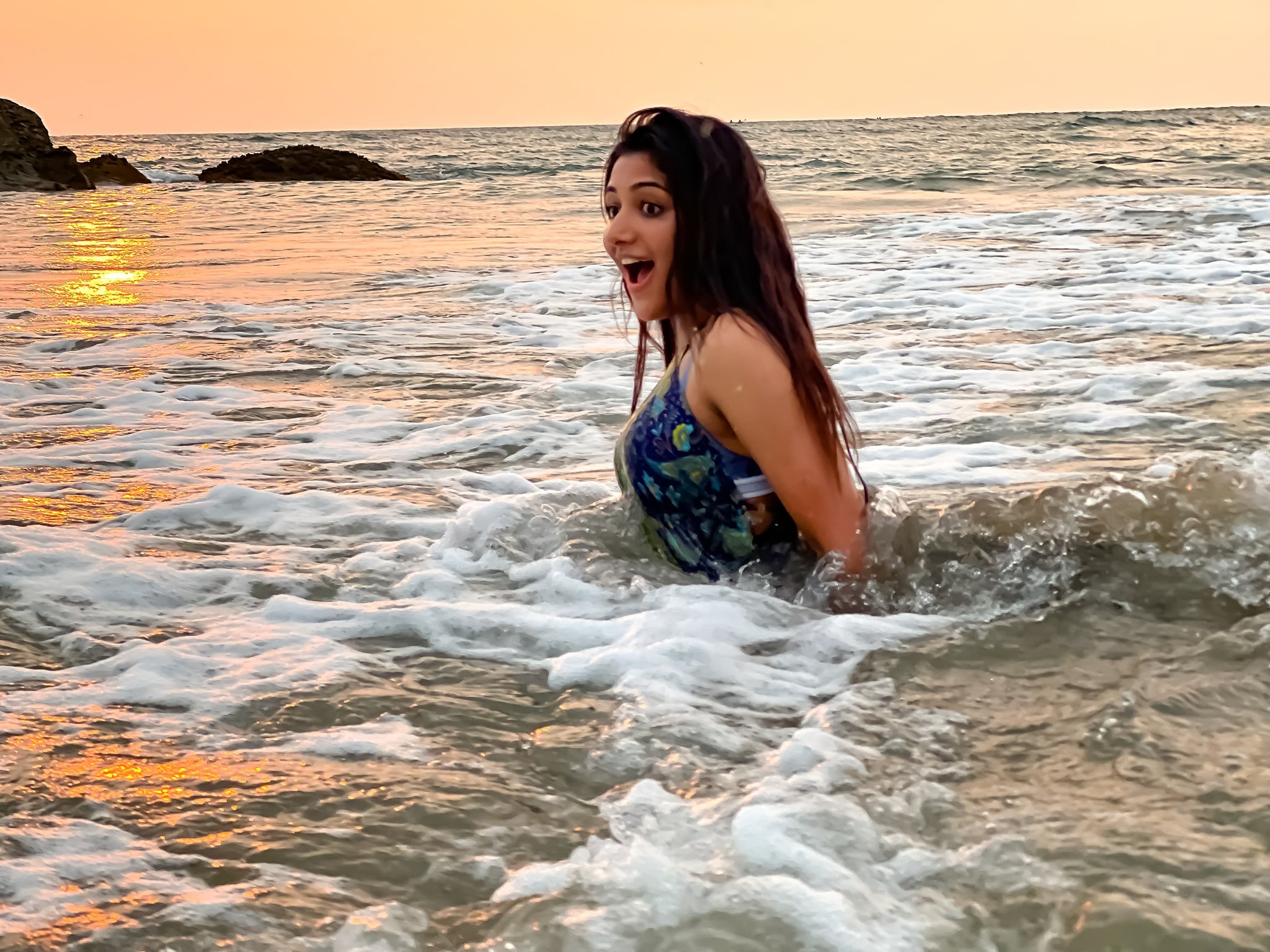 Mirna Menon : బీచ్ లో సందడి చేస్తున్న మిర్నా మీనన్.. తడి అందాలు ఆరబోస్తూ రచ్చ 
