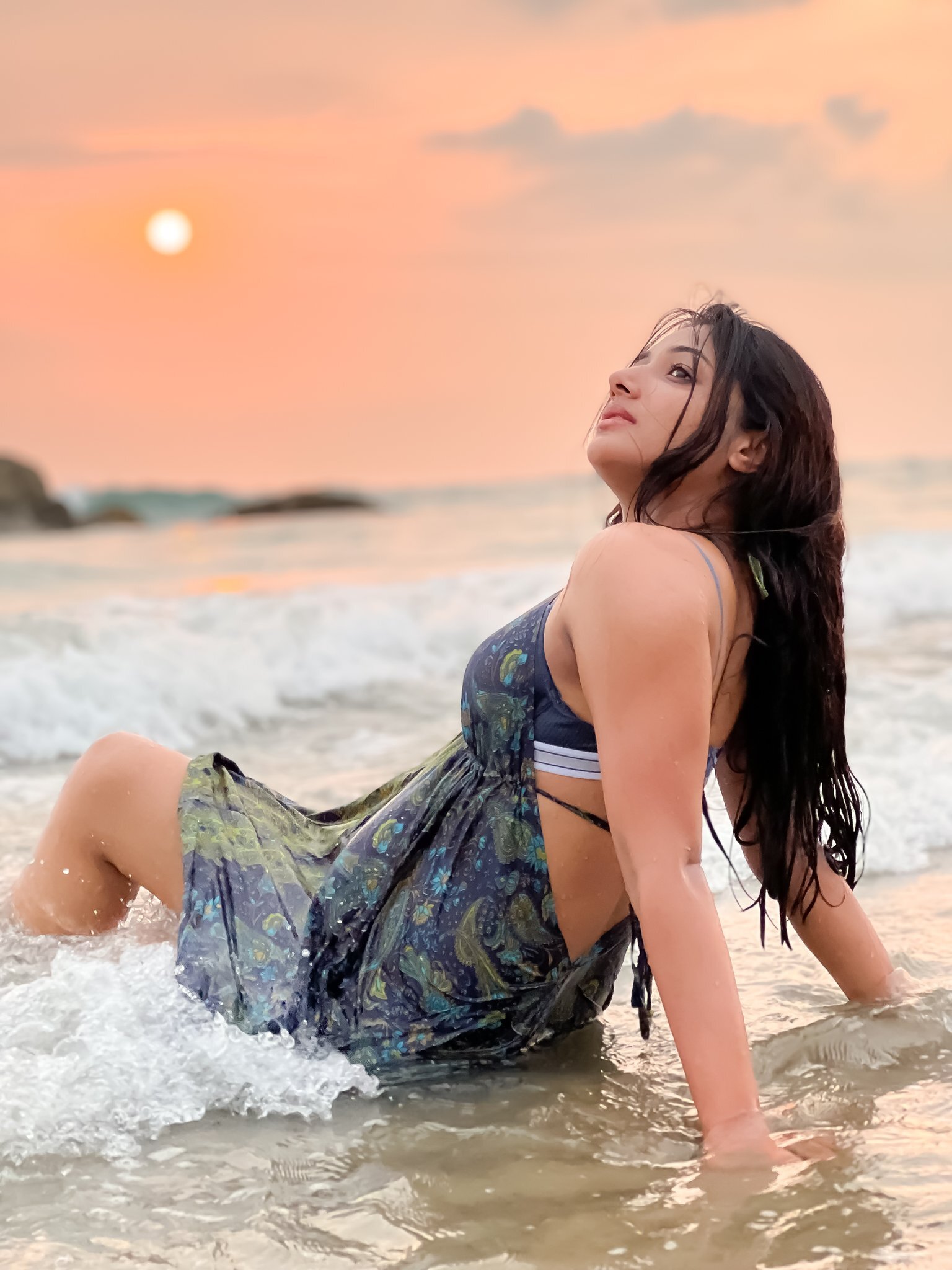Mirna Menon : బీచ్ లో సందడి చేస్తున్న మిర్నా మీనన్.. తడి అందాలు ఆరబోస్తూ రచ్చ 