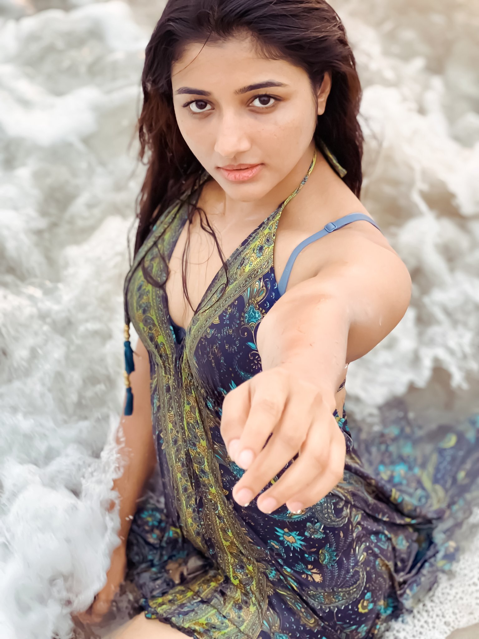 Mirna Menon : బీచ్ లో సందడి చేస్తున్న మిర్నా మీనన్.. తడి అందాలు ఆరబోస్తూ రచ్చ 