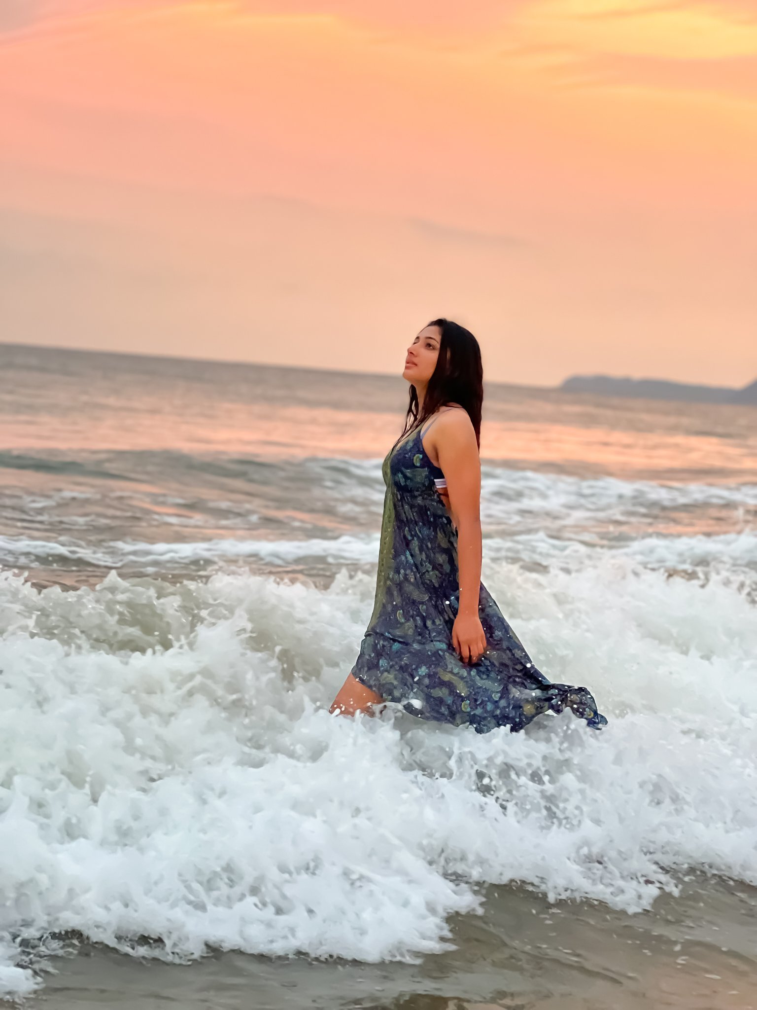 Mirna Menon : బీచ్ లో సందడి చేస్తున్న మిర్నా మీనన్.. తడి అందాలు ఆరబోస్తూ రచ్చ 