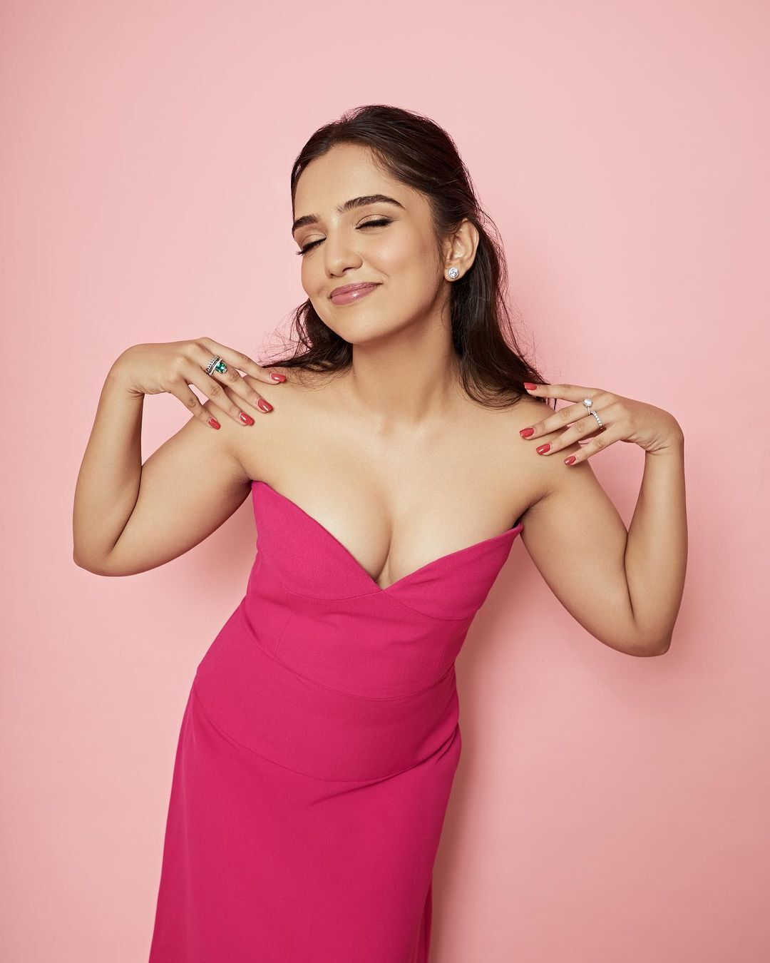 Ahsaas Channa Makes Pink Look HOT And Her Fans Will Agree!