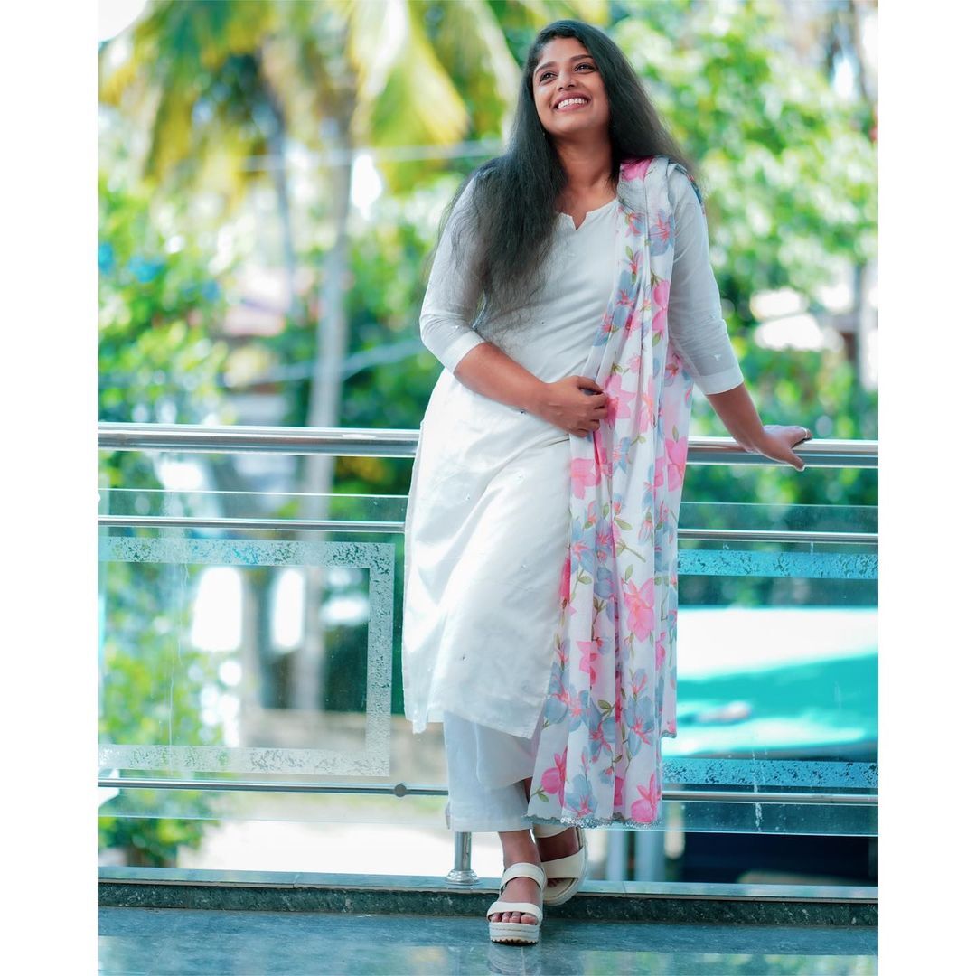 പട്ടുപാവാടയും ബ്ലൗസും ചന്ദനക്കുറിയും, നാടൻ ലുക്കിൽ അമല  ഗിരീശൻ