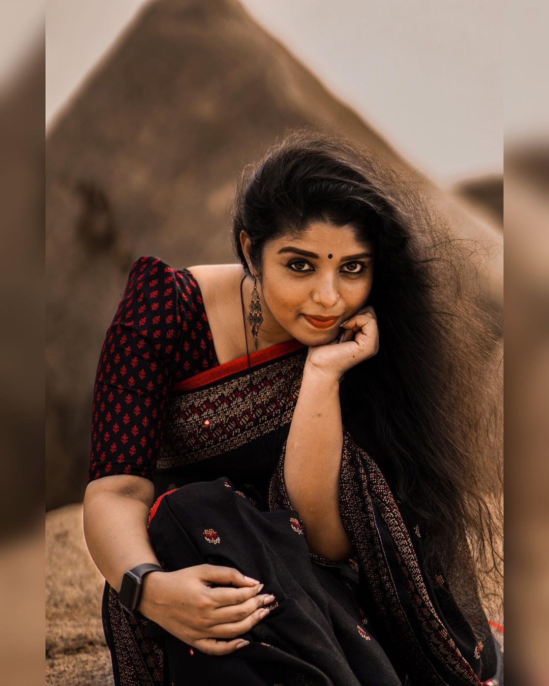 പട്ടുപാവാടയും ബ്ലൗസും ചന്ദനക്കുറിയും, നാടൻ ലുക്കിൽ അമല  ഗിരീശൻ