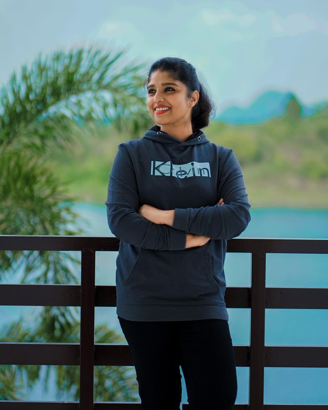 പട്ടുപാവാടയും ബ്ലൗസും ചന്ദനക്കുറിയും, നാടൻ ലുക്കിൽ അമല  ഗിരീശൻ