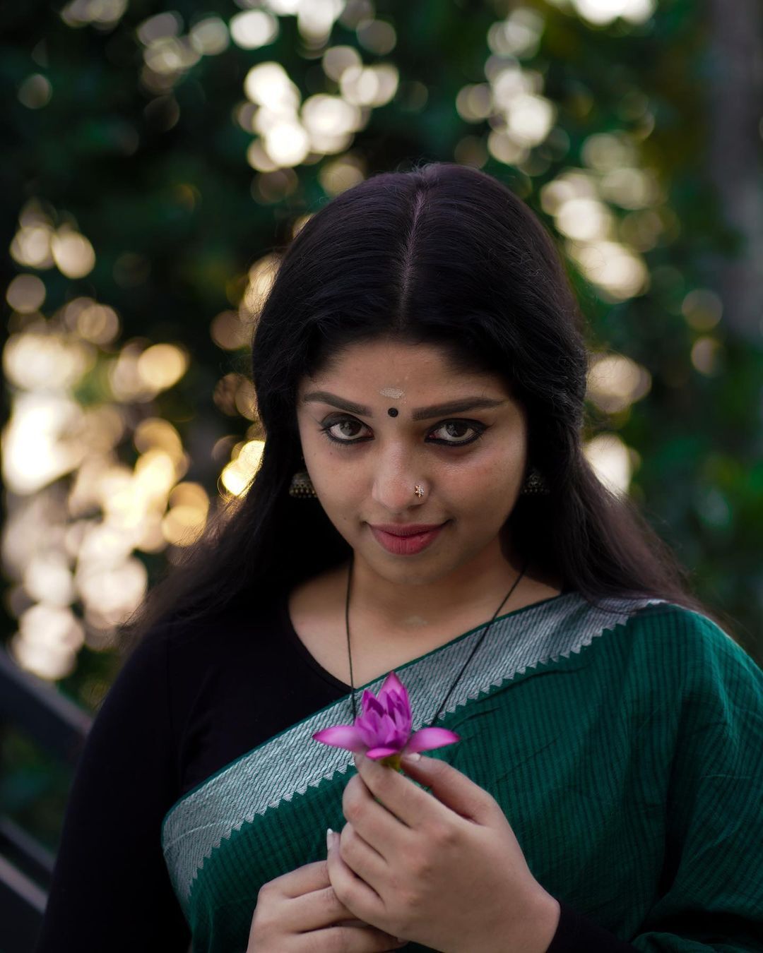 പട്ടുപാവാടയും ബ്ലൗസും ചന്ദനക്കുറിയും, നാടൻ ലുക്കിൽ അമല  ഗിരീശൻ