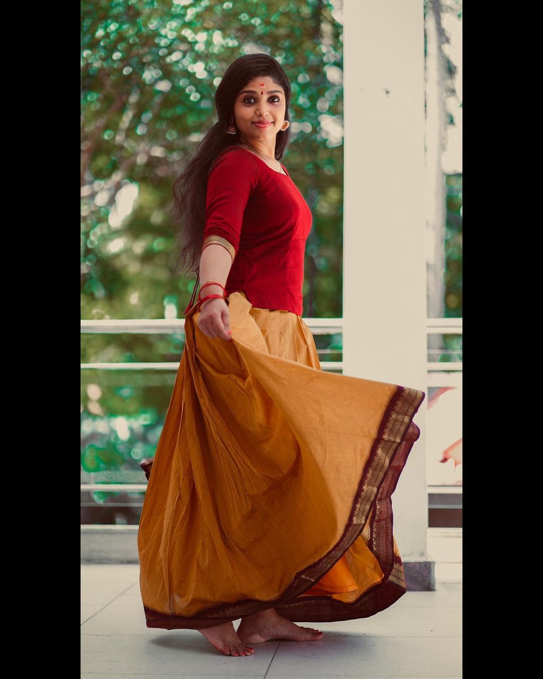 പട്ടുപാവാടയും ബ്ലൗസും ചന്ദനക്കുറിയും, നാടൻ ലുക്കിൽ അമല  ഗിരീശൻ