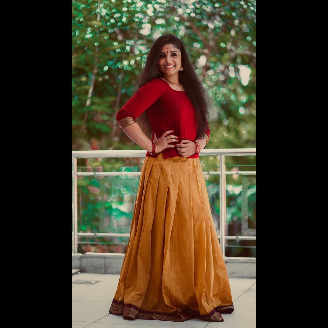 പട്ടുപാവാടയും ബ്ലൗസും ചന്ദനക്കുറിയും, നാടൻ ലുക്കിൽ അമല  ഗിരീശൻ