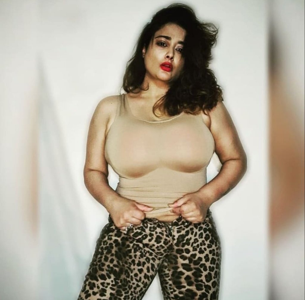 அரைகுறை ஆடையில் கிரண்... போட்டோவை பார்த்து பதறும் நெட்டிசன்ஸ்! | Kiran