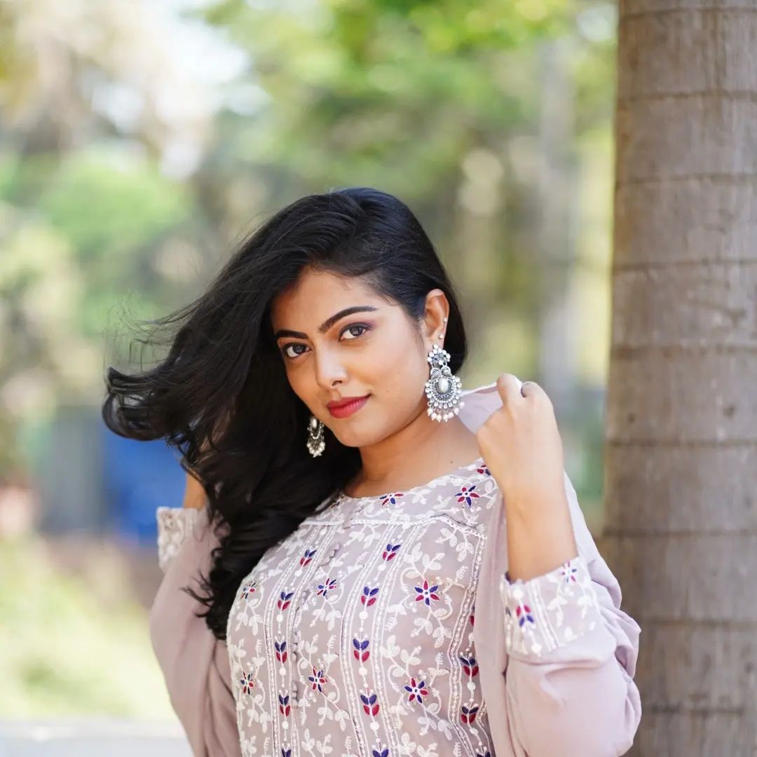 സിമ്പിള്‍ ലുക്കില്‍ സുന്ദരിയായി മെറിന്‍. ചിത്രങ്ങൾ കാണാം