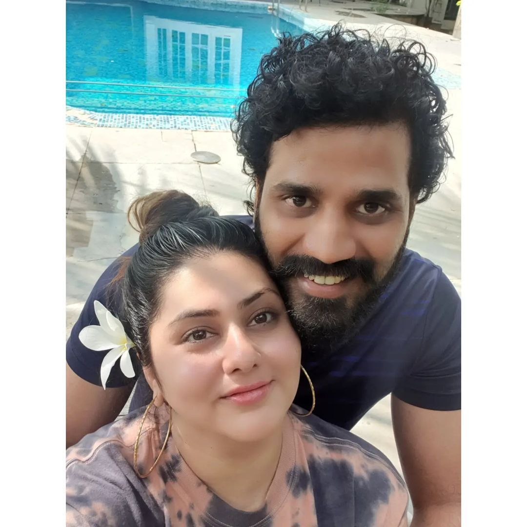 கர்ப்பமான நமீதா.. பிறந்தநாள் அதுவுமா பேபி பம்ப் புகைப்படத்தை வெளியிட்டு செம ஹேப்பி!