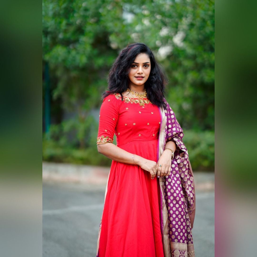 സ്റ്റൈലന്‍ ലുക്കില്‍ പളുങ്ക് സീരിയല്‍ താരം ടോണിഷ, ഫോട്ടോഷൂട്ട് വൈറല്‍ ആവുന്നു