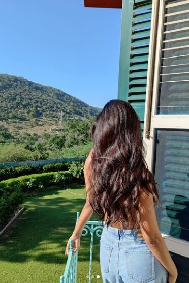 Topless Pictures Of Esha Gupta That Outraged Netizens On Instagram