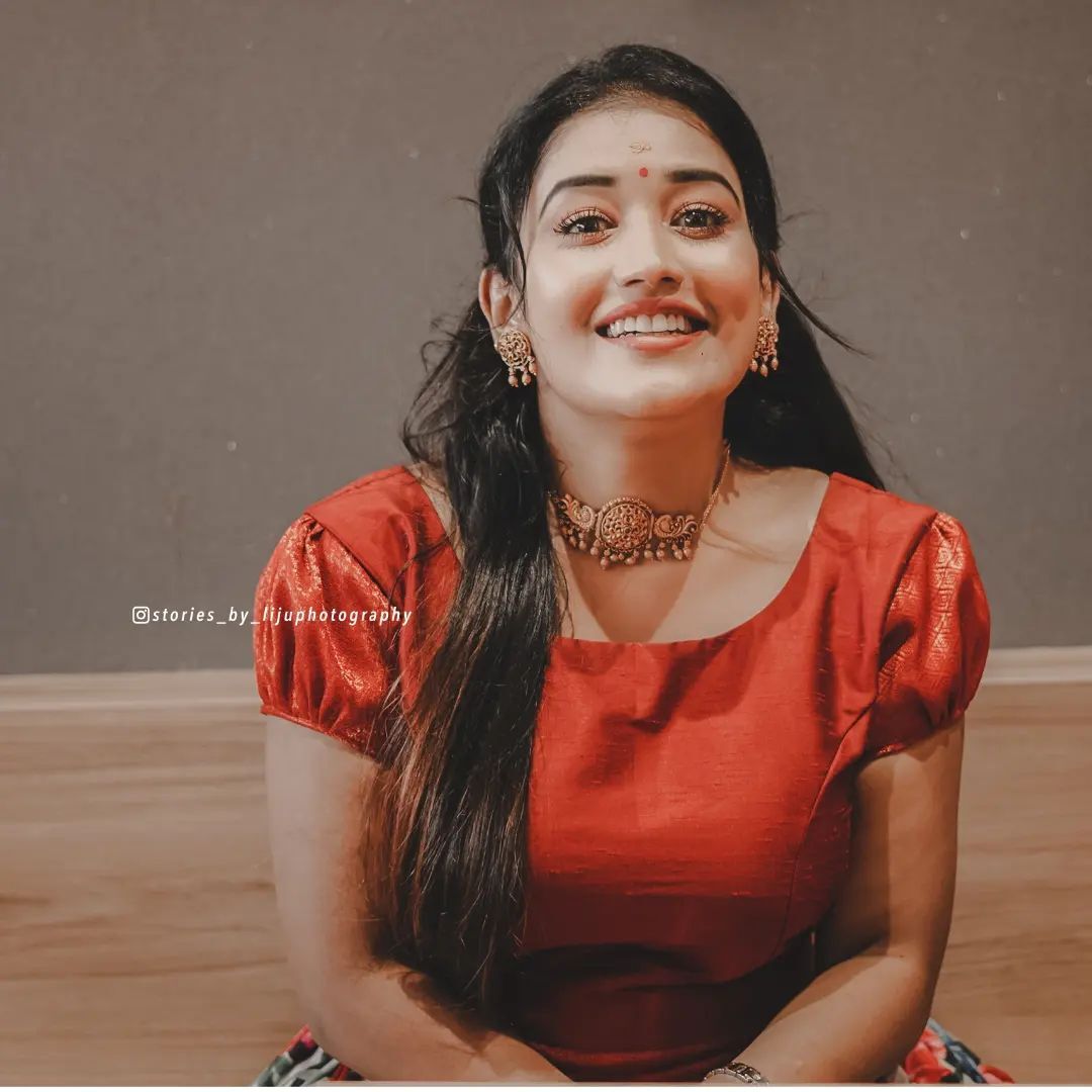 തനി നാടന്‍ സുന്ദരിയായി അനുമോള്‍; പുതിയ ചിത്രങ്ങളിതാ