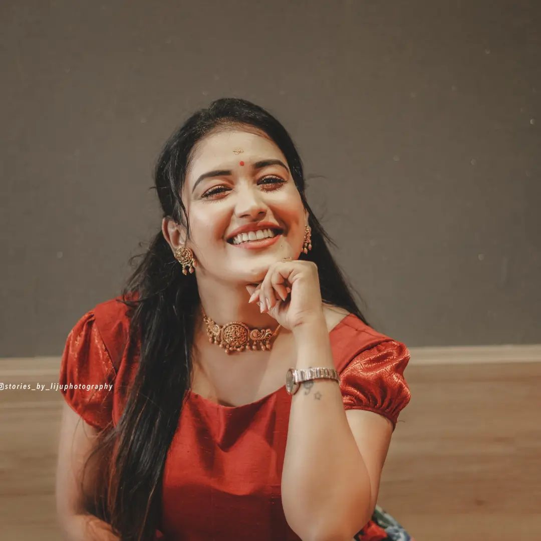 തനി നാടന്‍ സുന്ദരിയായി അനുമോള്‍; പുതിയ ചിത്രങ്ങളിതാ