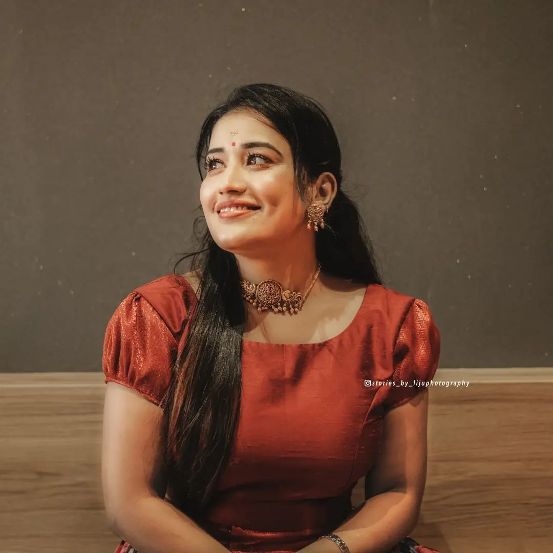 തനി നാടന്‍ സുന്ദരിയായി അനുമോള്‍; പുതിയ ചിത്രങ്ങളിതാ