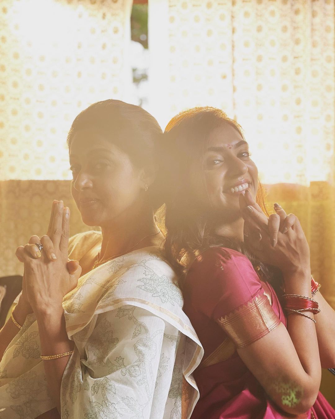 ഓൺസ്ക്രീൻ അമ്മയും മകളും പൊളി... നദിയയും നസ്രിയയും കലക്കൻ ലുക്കിൽ; ക്യാമറമാനെ തിരഞ്ഞ് സോഷ്യൽ മീഡിയ