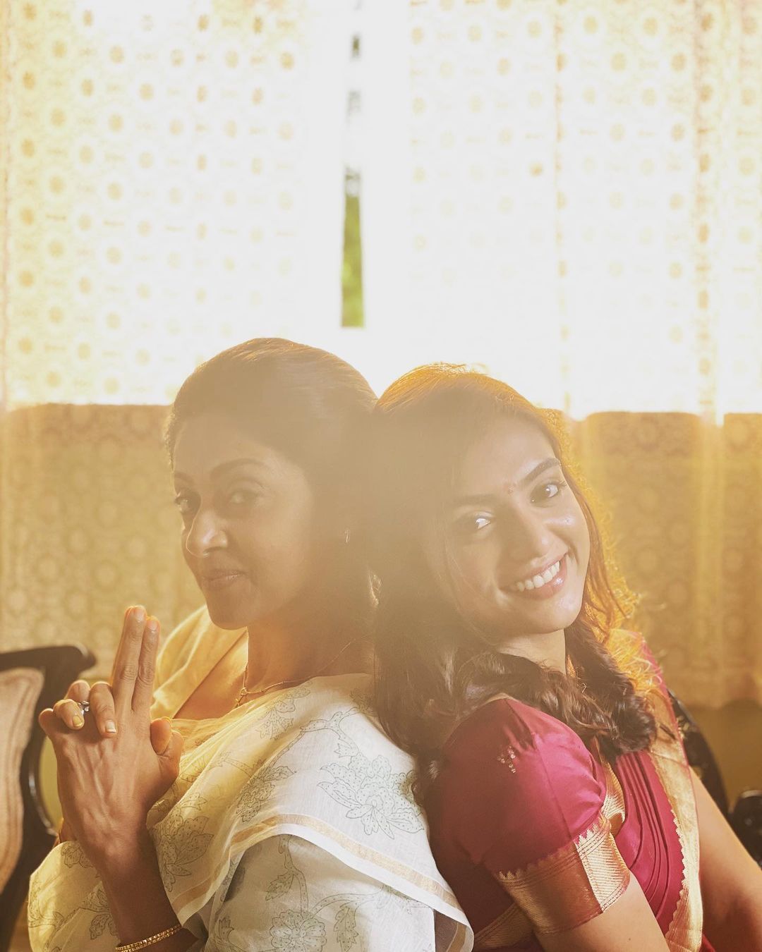 ഓൺസ്ക്രീൻ അമ്മയും മകളും പൊളി... നദിയയും നസ്രിയയും കലക്കൻ ലുക്കിൽ; ക്യാമറമാനെ തിരഞ്ഞ് സോഷ്യൽ മീഡിയ